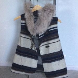 Never worn Zara vest with fur accent